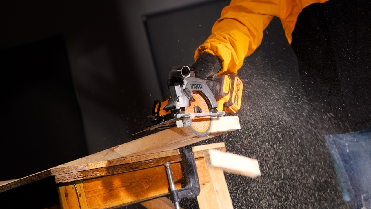 Fierăstrău Circular 20V Brushless 140mm Ingco CSLI1402 - imagine 9