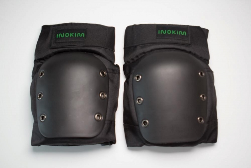 Set protecție Inokim negru: cască, genunchiere și cotiere - imagine 3